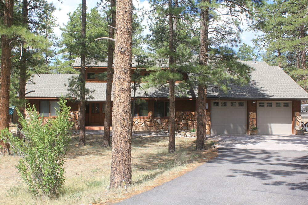 Ponderosa Pines Lodge, Beautiful and Spacious Home, Pet friendly, sleeps 13
