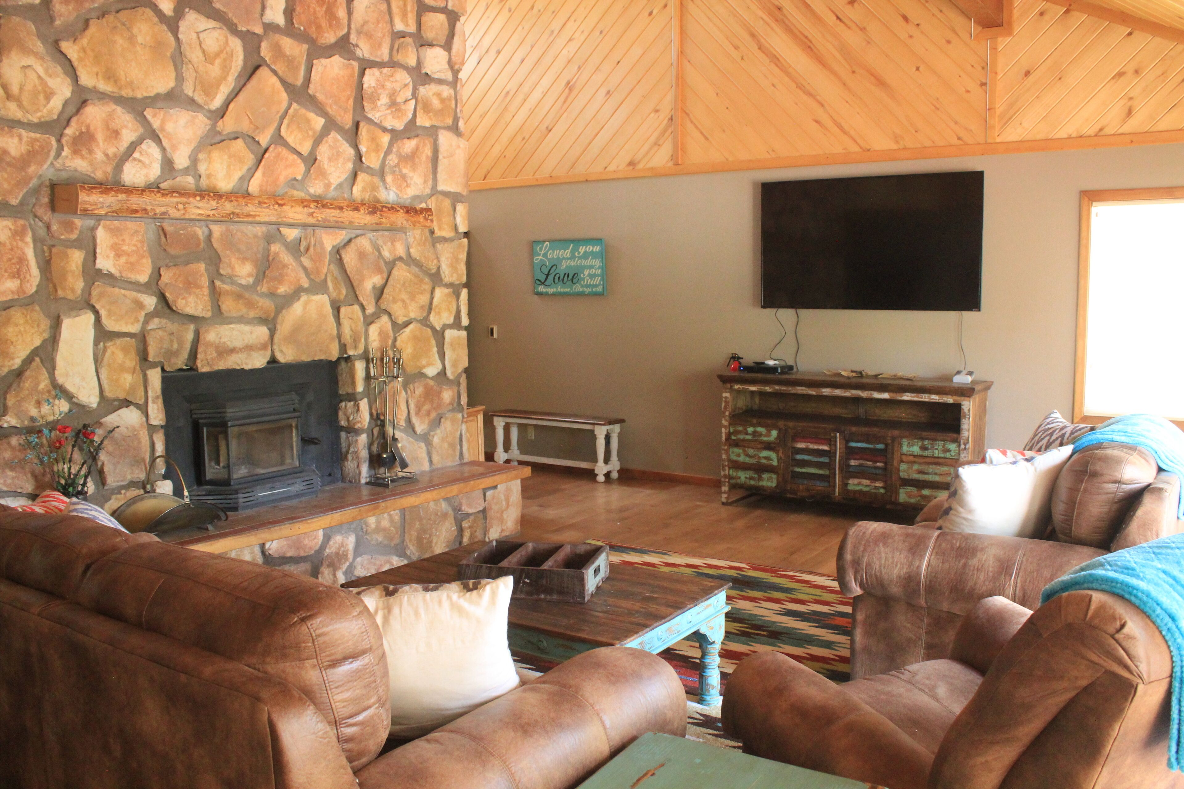 Ponderosa Pines Lodge, Beautiful and Spacious Home, Pet friendly,  sleeps 13