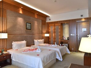 Comfort Twin Room, 1 Bedroom, Balcony | 1 bedroom, desk, free WiFi, bed sheets - Fengxiang Hot Spring (Luoyang)