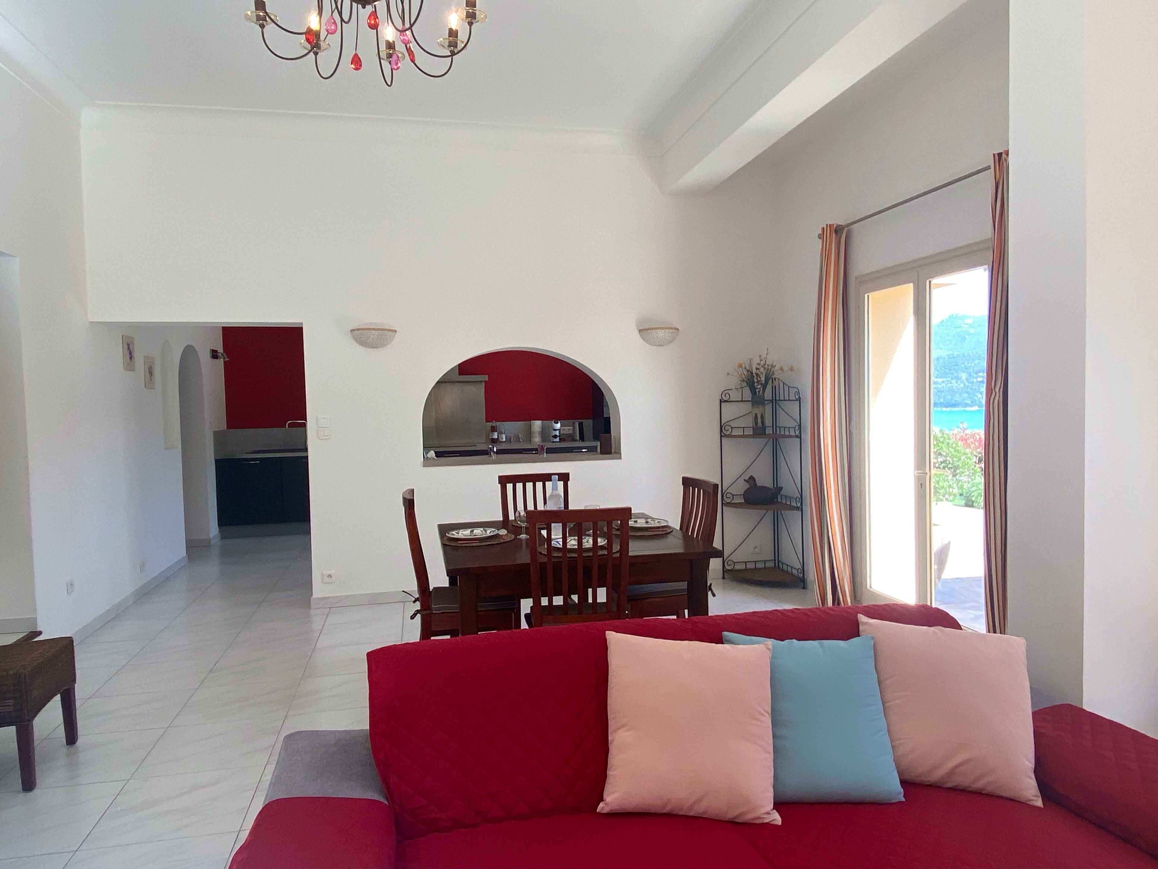 Télévision, lecteur de DVD, livres, chaîne hi-fi