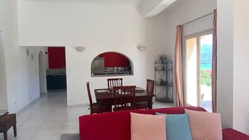 Télévision, lecteur de DVD, livres, chaßne hi-fi