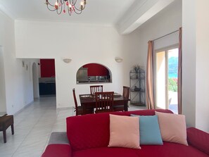 Fernseher, DVD-Player, Bücher, Stereoanlage