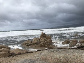 Una spiaggia nelle vicinanze
