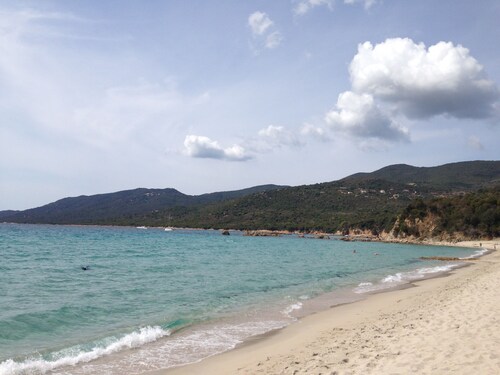 Amplio T3 en villa, tranquilo, vista al mar, jardín, a 8 minutos de la playa y del centro de Propriano.