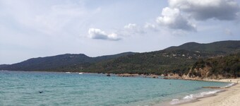 Amplio T3 en villa, tranquilo, vista al mar, jardín, a 8 minutos de la playa y del centro de Propriano.