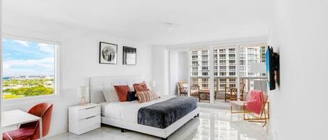 4 makuuhuonetta, työpöytä, silitysrauta/-lauta, vauvan matkasänky