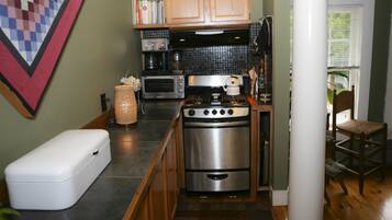 Refrigerador, horno, parrilla de estufa y cafetera y tetera