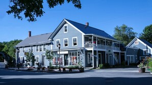 En toetagers bygning med balkon, veranda og et skilt, der står 'SILVER TINNAGE'.