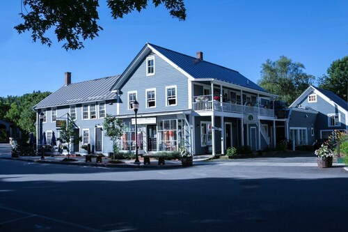 Rare deluxe 1 bdrm w/views of the Covered Bridge