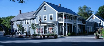 Rare deluxe 1 bdrm w/views of the Covered Bridge