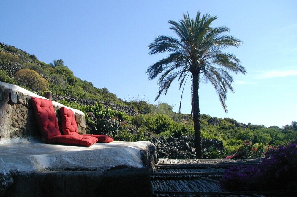 Ancient Dammuso with splendid garden in the peace of the island<br>CIR: 19081014C209417