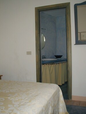 2 bedrooms, iron/ironing board, bed sheets, wheelchair access