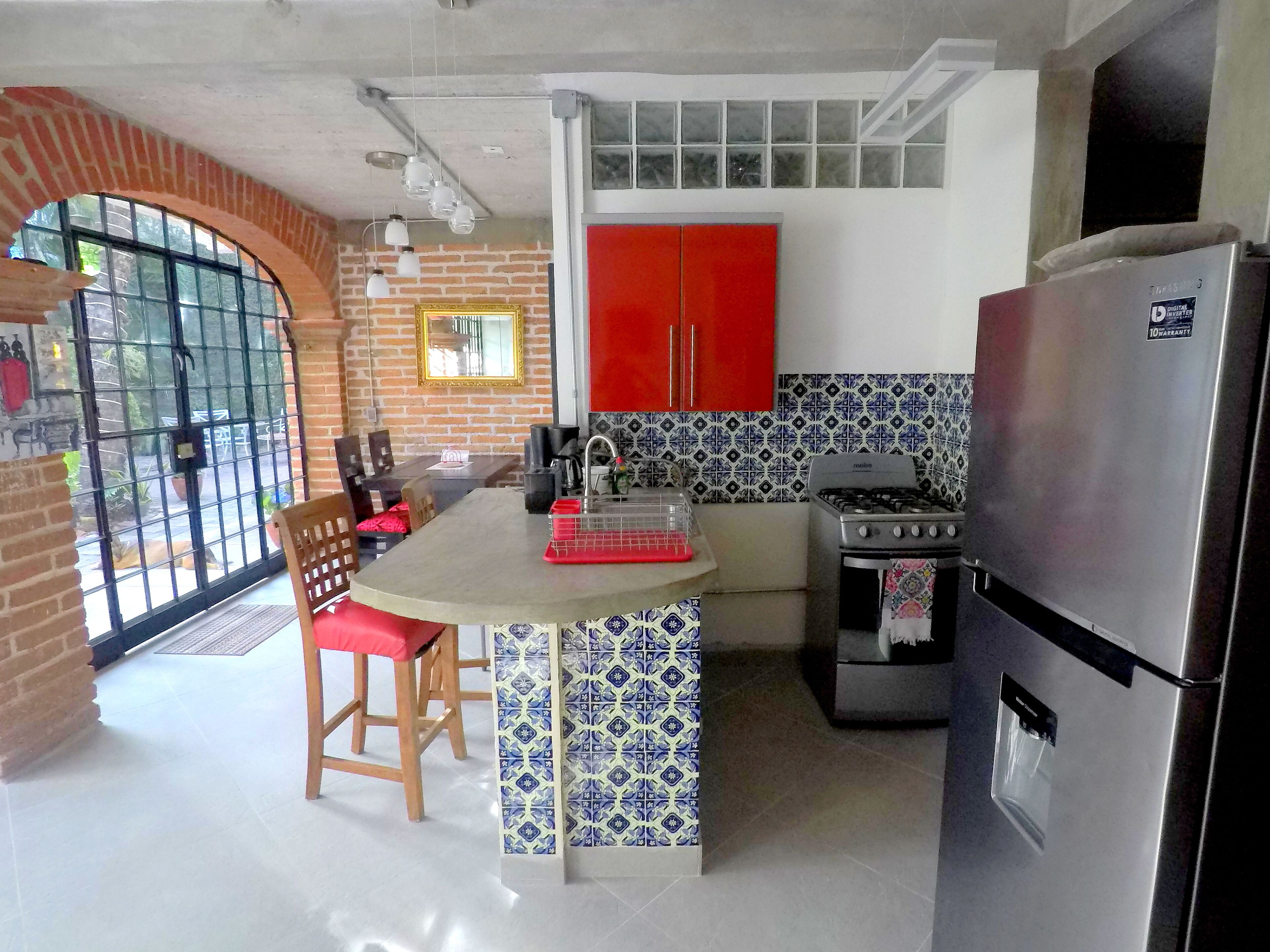 Réfrigérateur, micro-ondes, four, plaque de cuisson