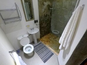 Toalhas de banho, sabonete, shampoo, papel higiênico