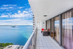 Terrace/patio - Bayfront Long-Stay | Premium Amenities | StayCozy (Miami)