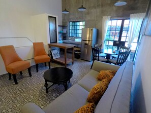 Een televisie en boeken