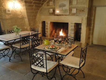 Dining. Apart. in 18th century farmhouse with heated pool, near Pont du Gard