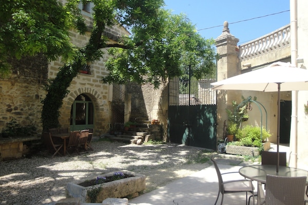 La cour et l'entrée de la Bastide
