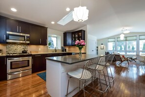 Een koelkast, een magnetron, een oven, een vaatwasser