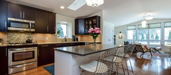 Pet friendly, walk to Saugatuck, hot tub!