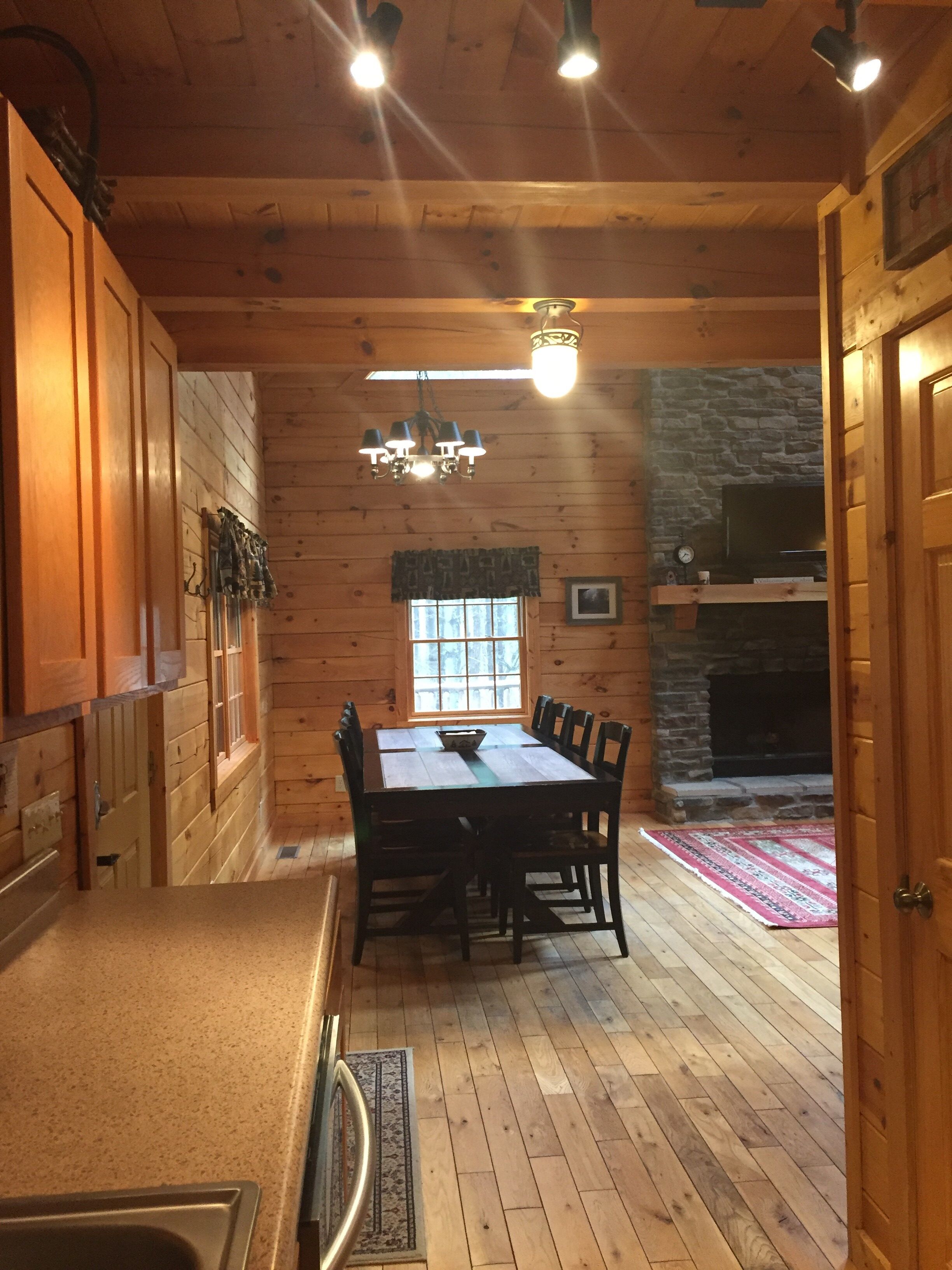 COZY Merlot Cabin- Great family cabin in Hocking Hills, centrally located.