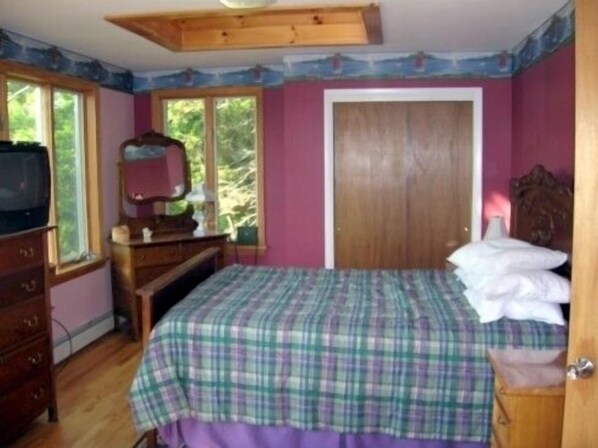 2 bedrooms, iron/ironing board, free WiFi