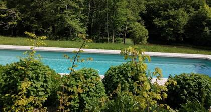 Gßte "L'Anglin" dans Domaine de 160 ha avec Piscine chauffée, Spa-Sauna