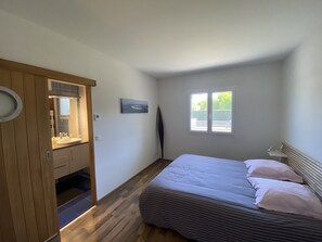 3 slaapkamers, een strijkplank/strijkijzer, gratis wifi, beddengoed