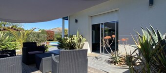 Vivenda Moderna Perto do Oceano