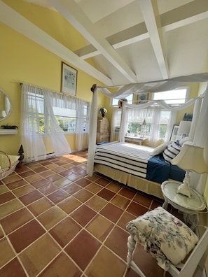4 habitaciones, escritorio, tabla de planchar con plancha y wifi gratis