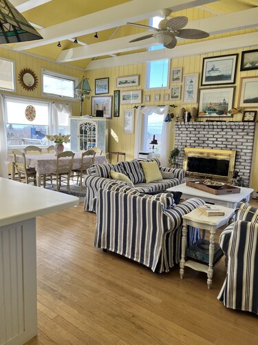 Montauk Panoramic-  Luxury home with heated pool -game room- large deck