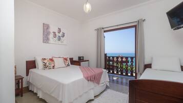 Neljän hengen premium-huone, valtamerinäköala | Minibaari, ilmainen Wi-Fi, vuodevaatteet