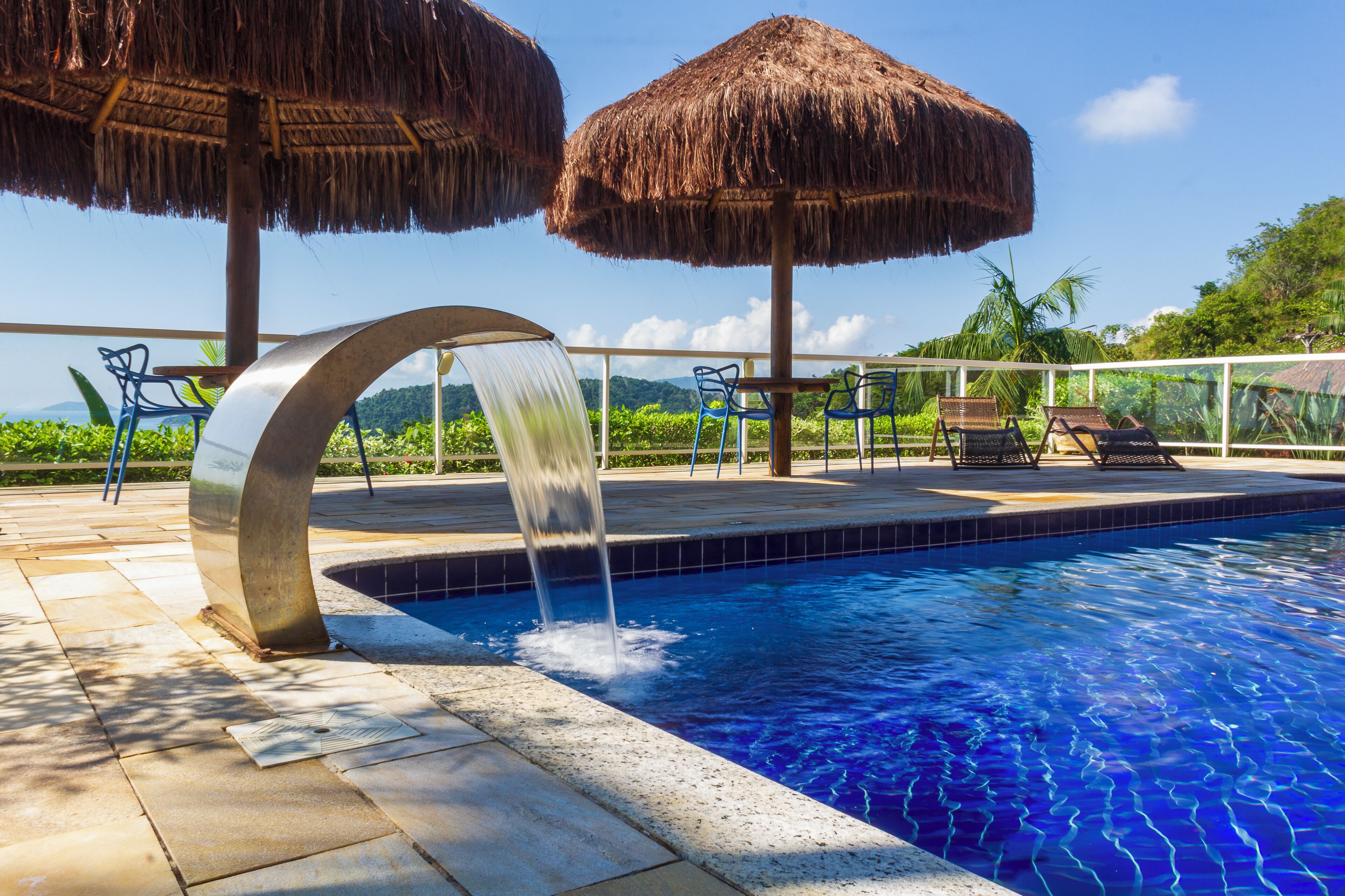 室外游泳池，09:00 至 20:00 开放，日光浴躺椅