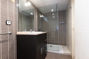 Chuveiro, toalhas de banho