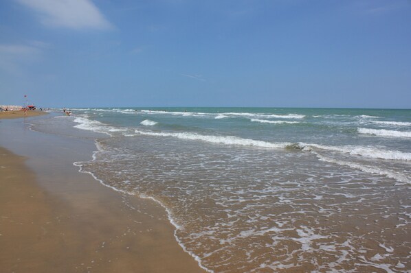 Beach - New Apartment Lignano - Aprilia with sea view and pool (Aprilia Marittima)