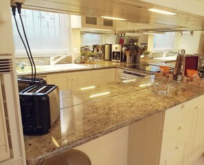 Fridge, microwave, oven, stovetop - On a magical peninsula, luxurious romantic flat, St Jean Cap Ferrat (Saint-Jean-Cap-Ferrat)