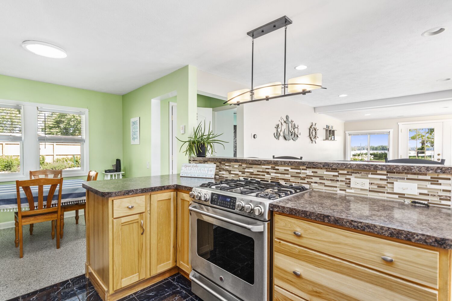 Cozy Lake Cottage On Beautiful Gun Lake with Pontoon