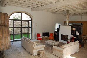 Smart-TV, peis, DVD-spiller og bøker