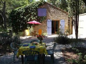 تناول الطعام بالخارج