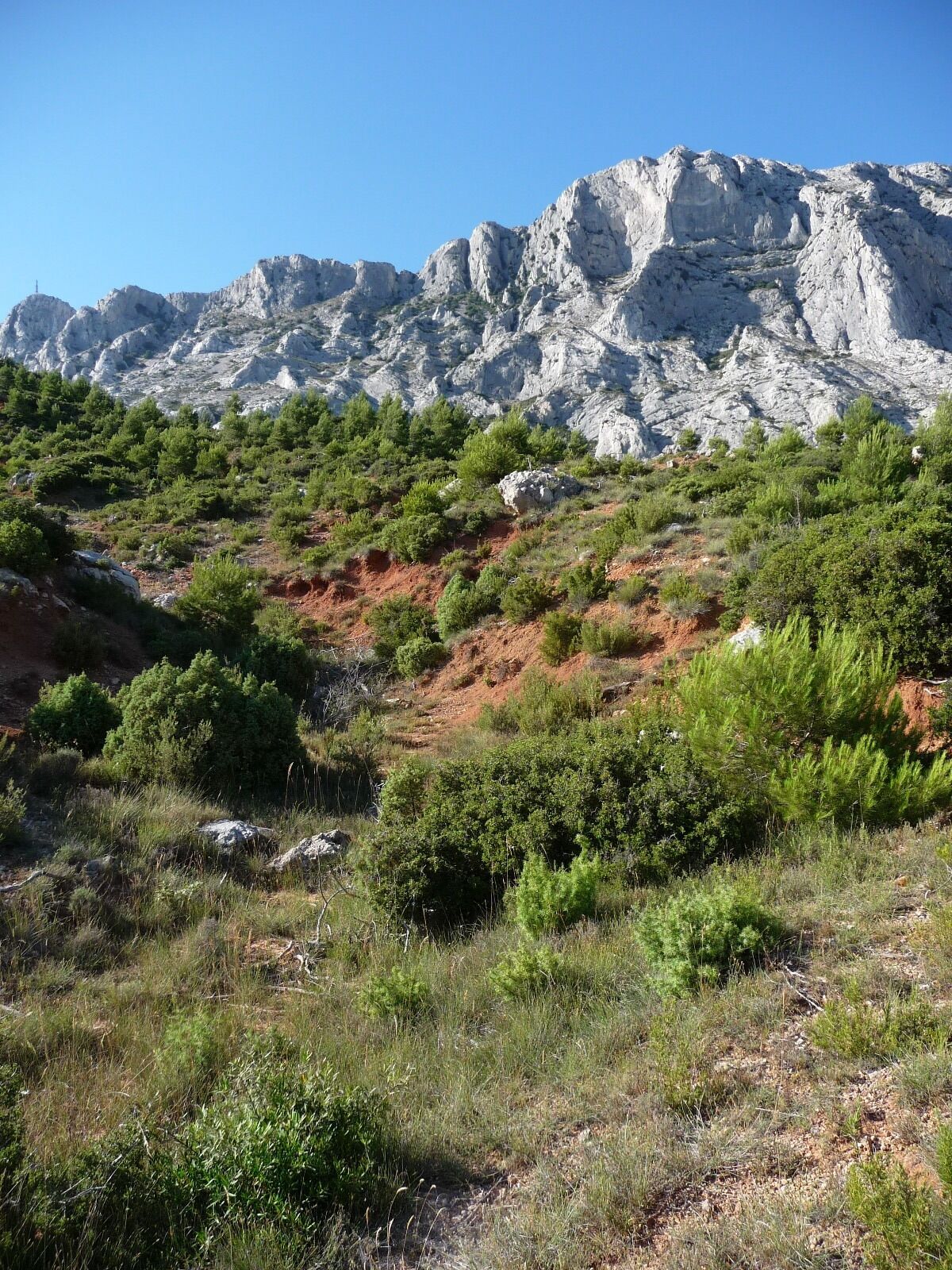 Eine gebirgige Landschaft mit felsigem Gelände und spärlicher Vegetation.