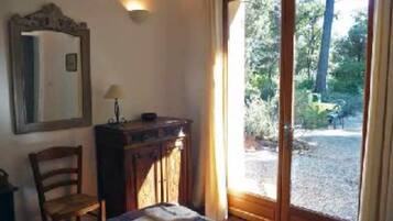 2 bedrooms, desk, iron/ironing board, travel crib