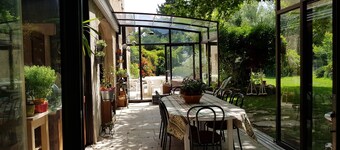 Casa de campo provenzal con piscina y terrenos arbolados