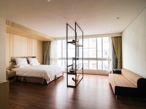Habitación doble estándar, vista a la ciudad | Decoración personalizada, muebles diferentes y escritorio 