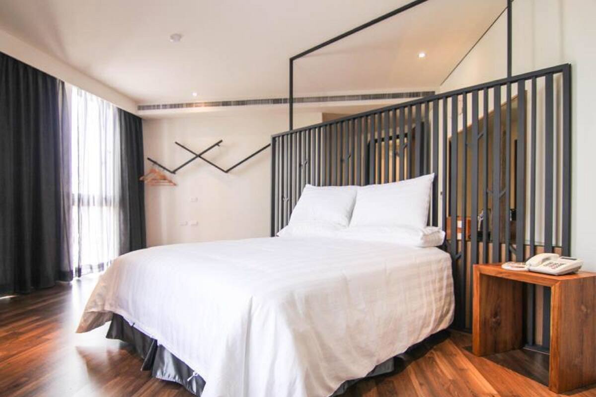 Habitación doble estándar, vista a la ciudad | Decoración personalizada, muebles diferentes y escritorio