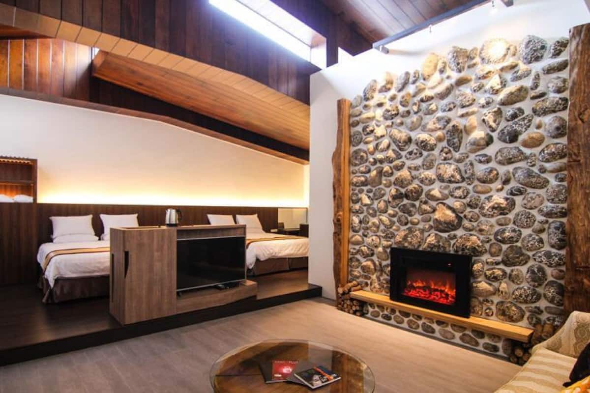 Habitación cuádruple Deluxe, vista a la ciudad | Decoración personalizada, muebles diferentes y escritorio