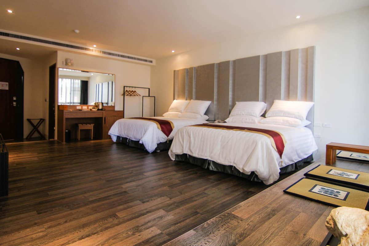 Habitación cuádruple estándar, vista a la ciudad | Decoración personalizada, muebles diferentes y escritorio