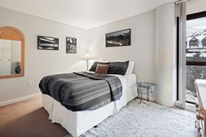 3 bedrooms, desk, iron/ironing board, free WiFi - Top-Floor 2-Story Condo: Located at PCMR Base, Sleeps 10, Private Hot Tub (Park City)