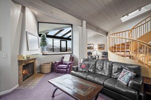 Smart TV, caminetto, lettore DVD, impianto stereo