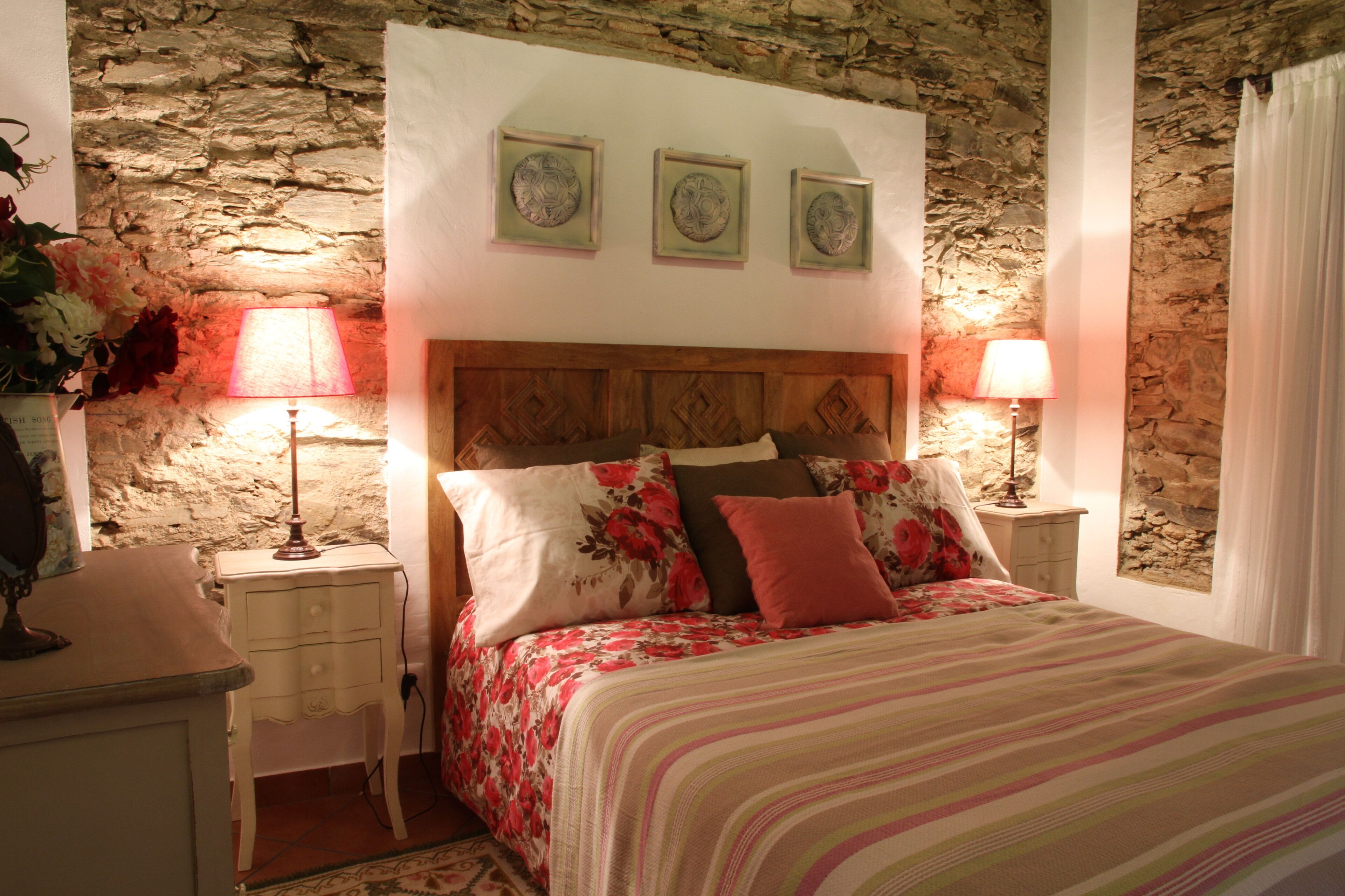 2 dormitorios, escritorio, tabla de planchar con plancha y cuna de viaje