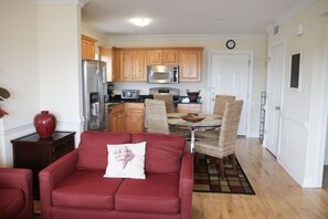 Interior - Silver Belles, NO CONTACT CHECK IN, STEPS TO THE BEACH, FREE PARKING & WIFI (Tybee Island)